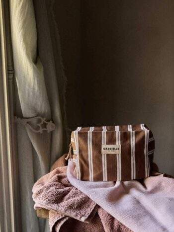 Gestreepte toiletzak in hazelnootbruin katoen van Baggi - luxe toilettas dames