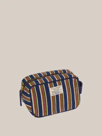 Zijaanzicht van de gestreepte Moismont Roma Midnight Blue toilettas met marineblauw lusje